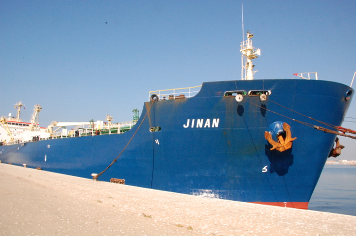 El dragado de la drsena de las Azucenas del Puerto de Motril hace posible la descarga de un buque con 34.000 toneladas de mercanca 